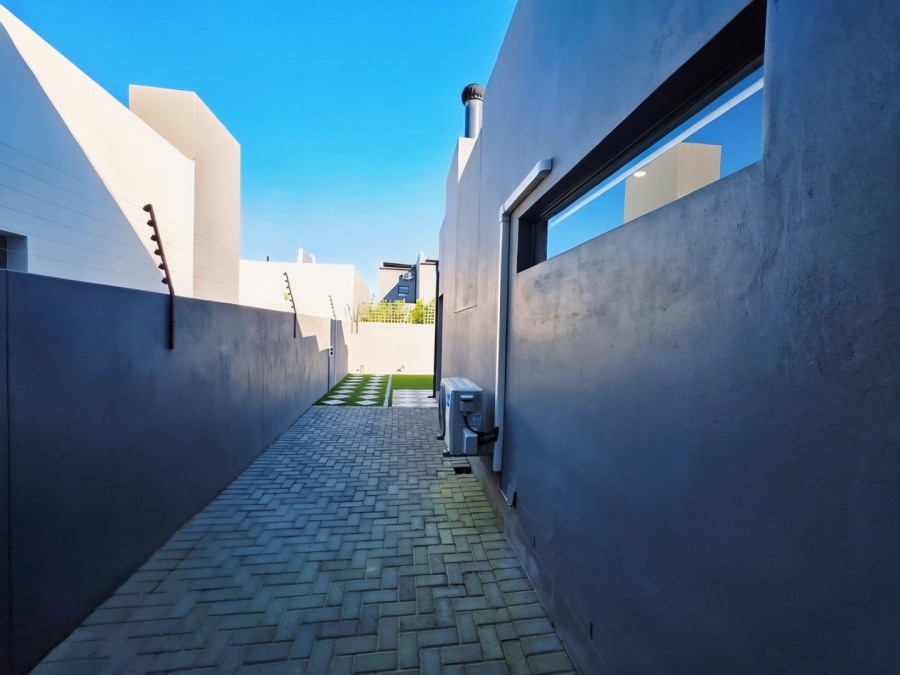 To Let 3 Bedroom Property for Rent in Sandown Western Cape